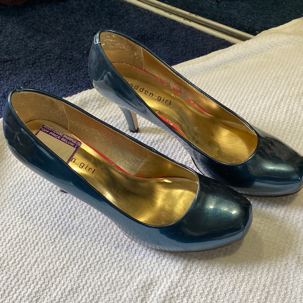 Metallic blue platform pump